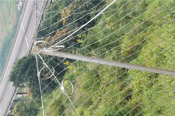 被動邊坡防護網(wǎng)攔截高山飛石